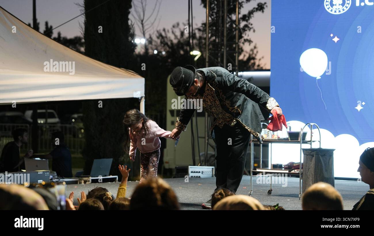 Attività di intrattenimento al Festival della Cultura di Türkiye Un mago si esibisce con un bambino sul palco durante il Festival della Cultura di Türkiye a Gaziantep. Il festival propone attività culturali e di intrattenimento organizzate dal Ministero turco della Cultura e del Turismo dal 2021. Gaziantep Türkiye Copyright: XMohammadxBashirxAldaherx Foto Stock