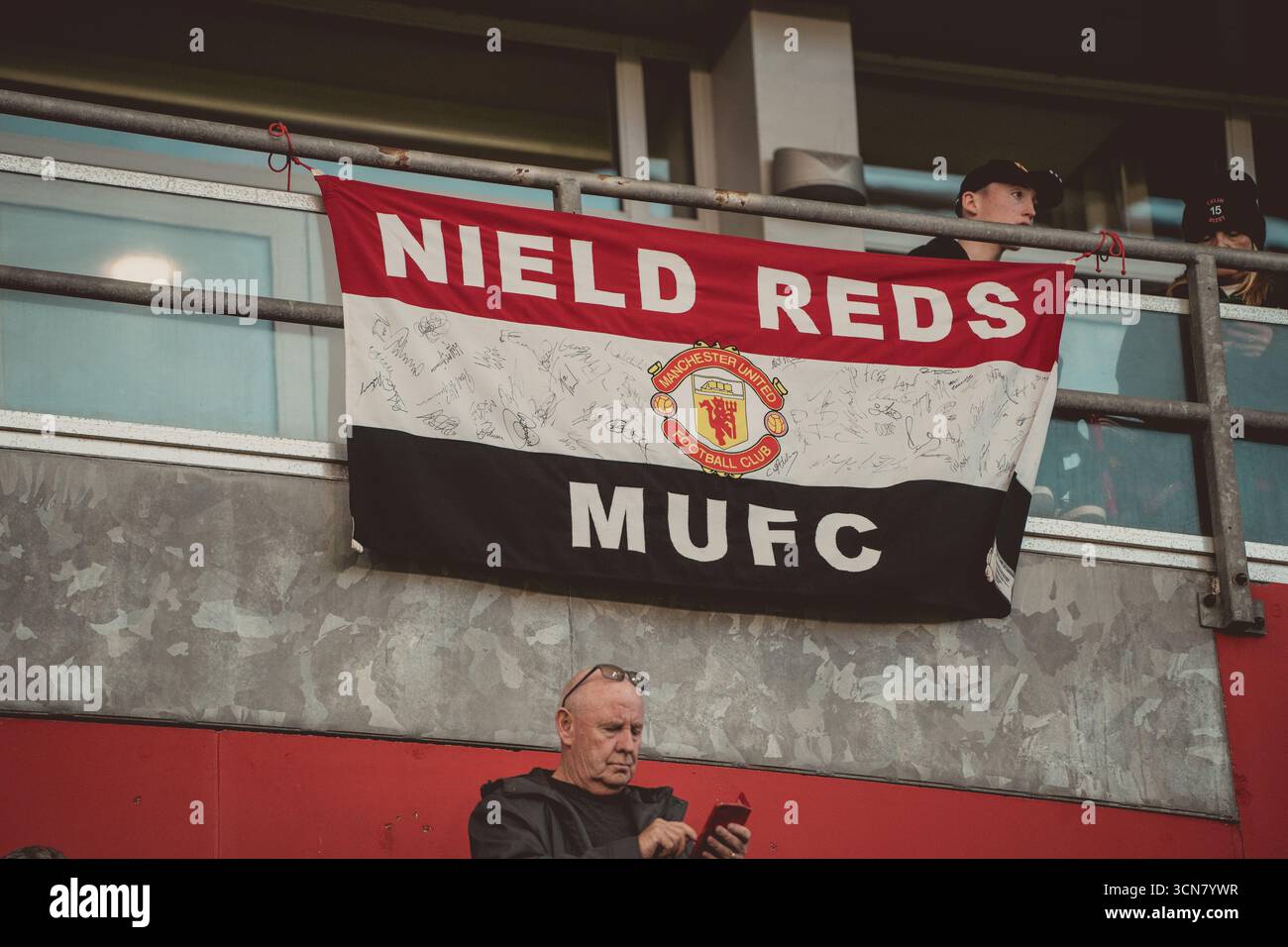 Striscioni tifosi man United prima del Manchester United Women vs. SK Brann in UEFA Women's Champions League 18 settembre 2025 alla Leigh Sports Village Arena Foto Stock