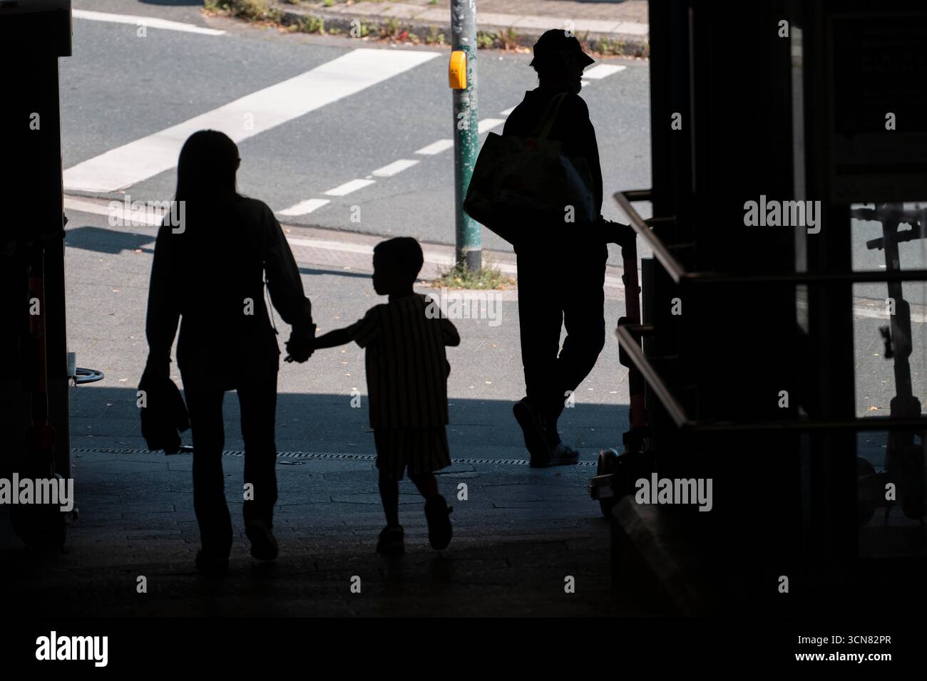 Sottopassaggio, passanti, buio, madre e bambino, immagine simbolica, Foto Stock
