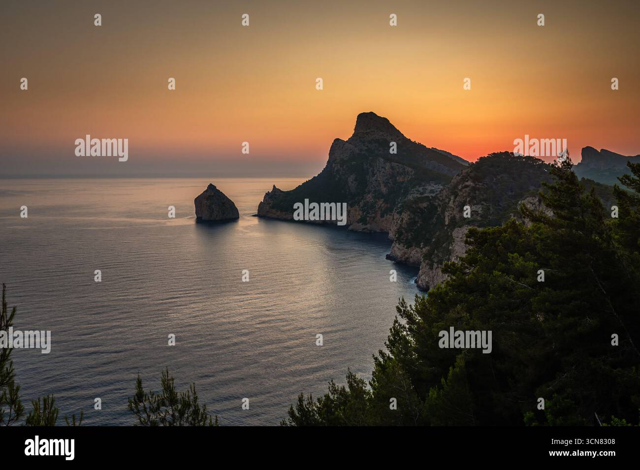 Maiorca, Spagna - alba dorata alle scogliere di Cap de Formentor, il punto più settentrionale di Maiorca sulla penisola di Formentor Foto Stock