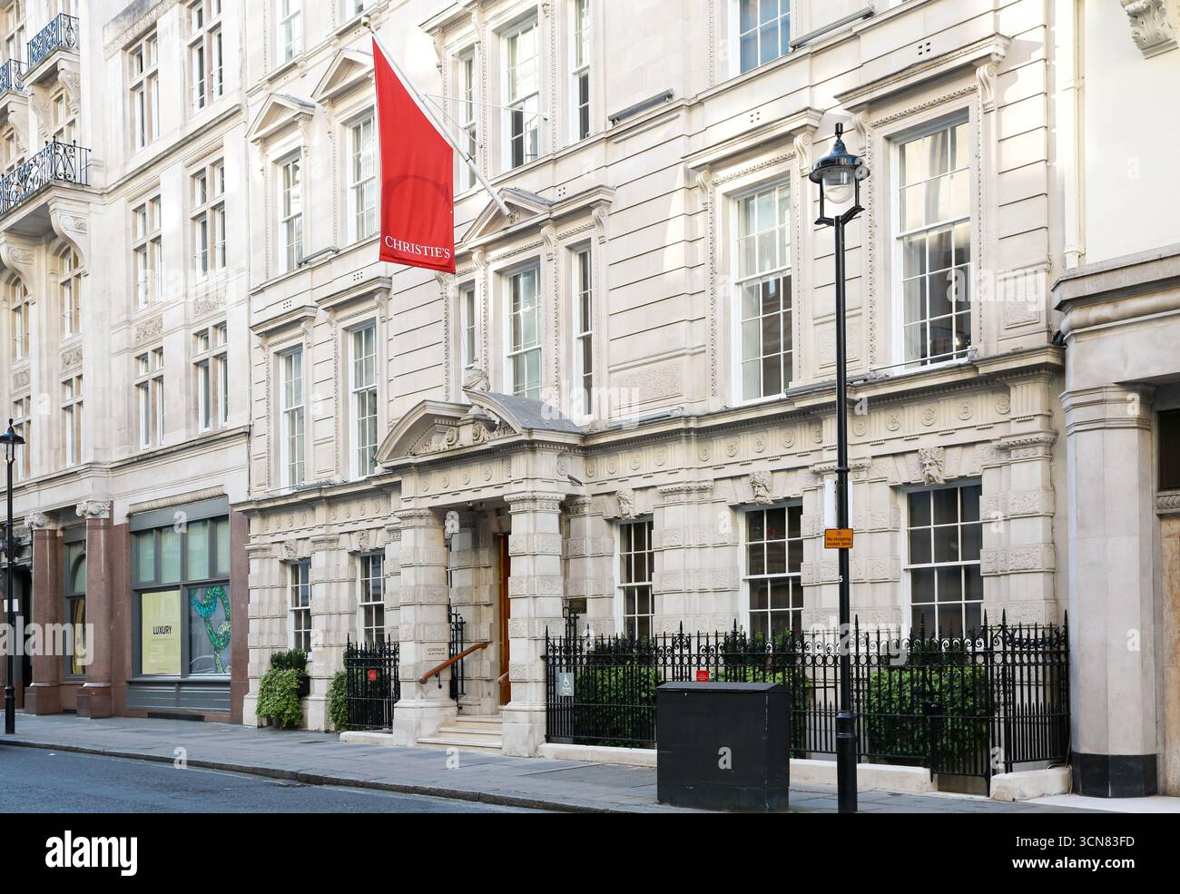 Casa d'aste di Christie a King Street, Londra, con bandiera marchiata Foto Stock