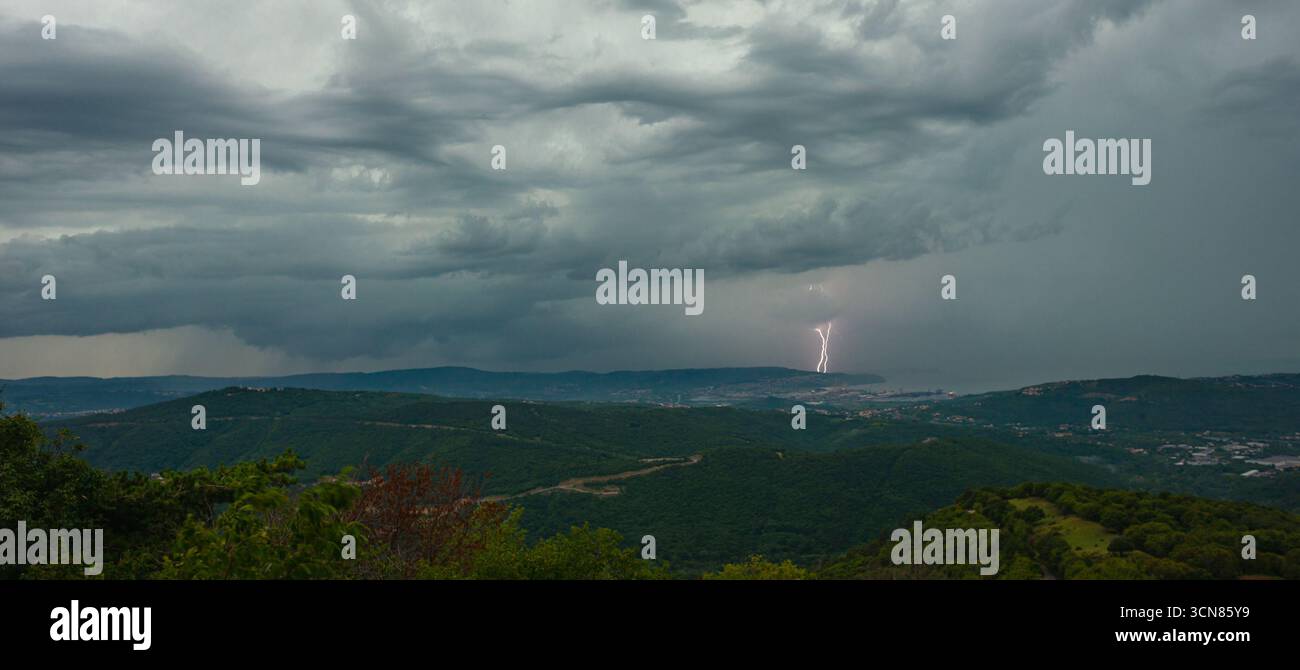 Un fulmine si abbatte da un temporale di supercell sopra il Golfo di Trieste, Italia Foto Stock