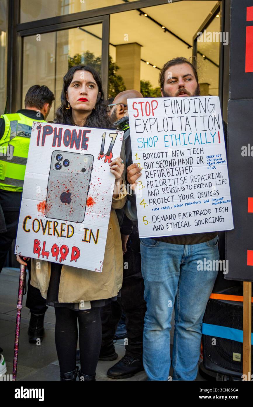Gli attivisti hanno organizzato una protesta fuori dall'Apple Store in Regent Street, nel centro di Londra, il 17 settembre durante il lancio dell'iPhone 17. I manifestanti hanno tenuto manifesti che dichiaravano “iPhone 17 coperto di sangue”, accusando Apple di trarre profitto dalle miniere di cobalto in Congo legate al lavoro minorile e alle violazioni dei diritti umani. Le code dei clienti che tentavano di entrare nell'Apple Store di Regent Street sono state incontrate con canti, cartelloni e spettatori che si sono riuniti per assistere alla protesta. Foto Stock
