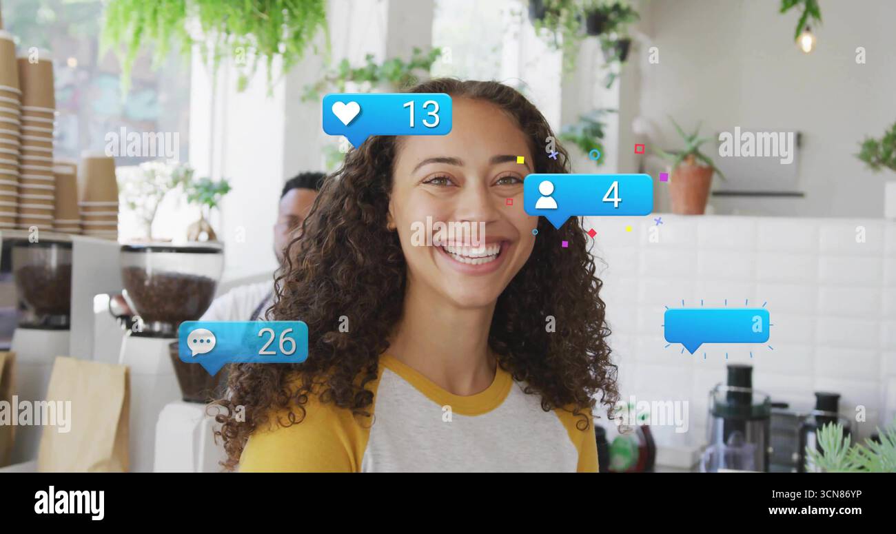 Donna sorridente che indossa una maglietta da baseball al bancone del bar, con grafica sui social media Foto Stock