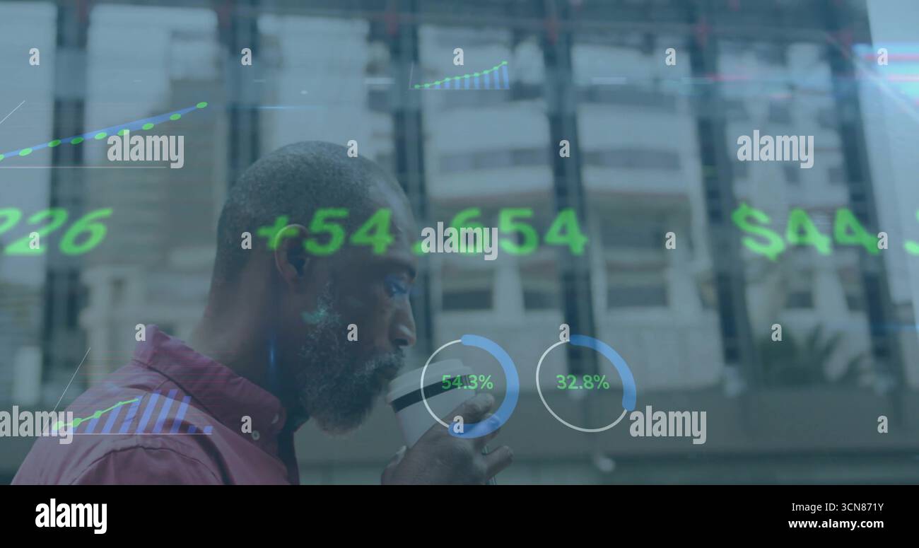Uomo afroamericano in piedi in camicia Bordeaux sorseggiando un caffè su una parete di vetro urbana con tabelle dati Foto Stock