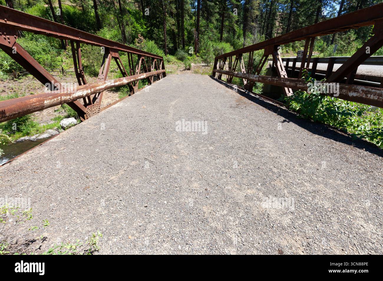 Un ponte storico a traliccio Warren in acciaio attraversa il fiume Weiser lungo una sezione deviata della US 95 a nord di Fruitvale, Idaho. Foto Stock
