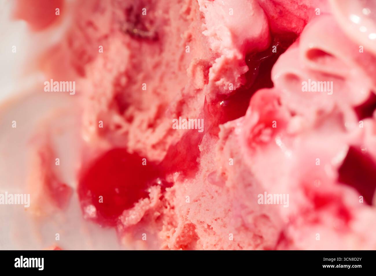 Gelato di fragole rosa con vista macro Creamy Frozen texture Foto Stock
