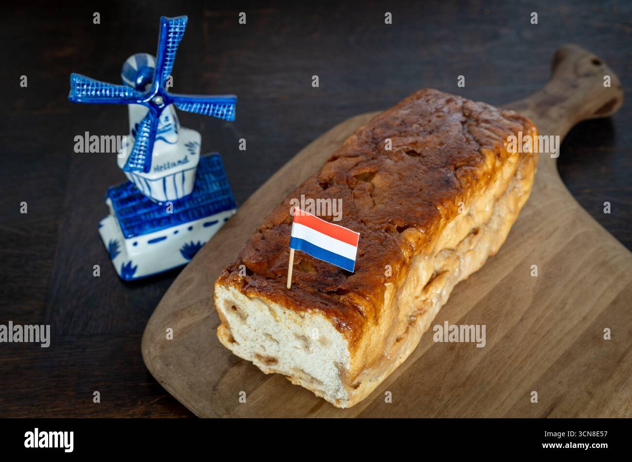 Suikerbrood tradizionale olandese, pane bianco con grumi di zucchero associato in particolare alla provincia della Frisia Foto Stock