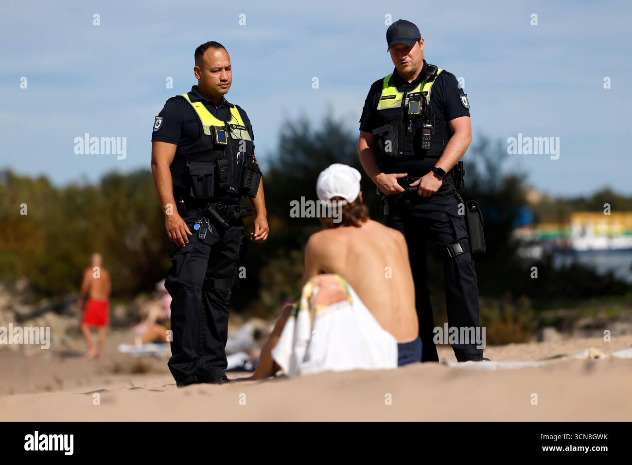 Mitarbeiter des Ordnungsamts der Stadt Köln informieren derzeit Badegäste am Rheinufer über die neuen Badeverbot-Regeln und sind an der Rodenkirchener Riviera präsent. BEI Verstößen sollen künftig bis zu 1000 Euro Bußgeld fällig sein. Themenbild, Symbolbild Köln, 19.09.2025 NRW Deutschland *** i dipendenti dell'ufficio dell'ordine pubblico della città di Colognes stanno attualmente informando i bagnanti sulle rive del Reno circa le nuove norme sul divieto di balneazione e sono presenti in futuro sulla Riviera di Rodenkirchen, saranno comminate multe fino a 1000 euro per violazioni immagine a tema, immagine simbolica Colonia, 19 09 2025 N Foto Stock