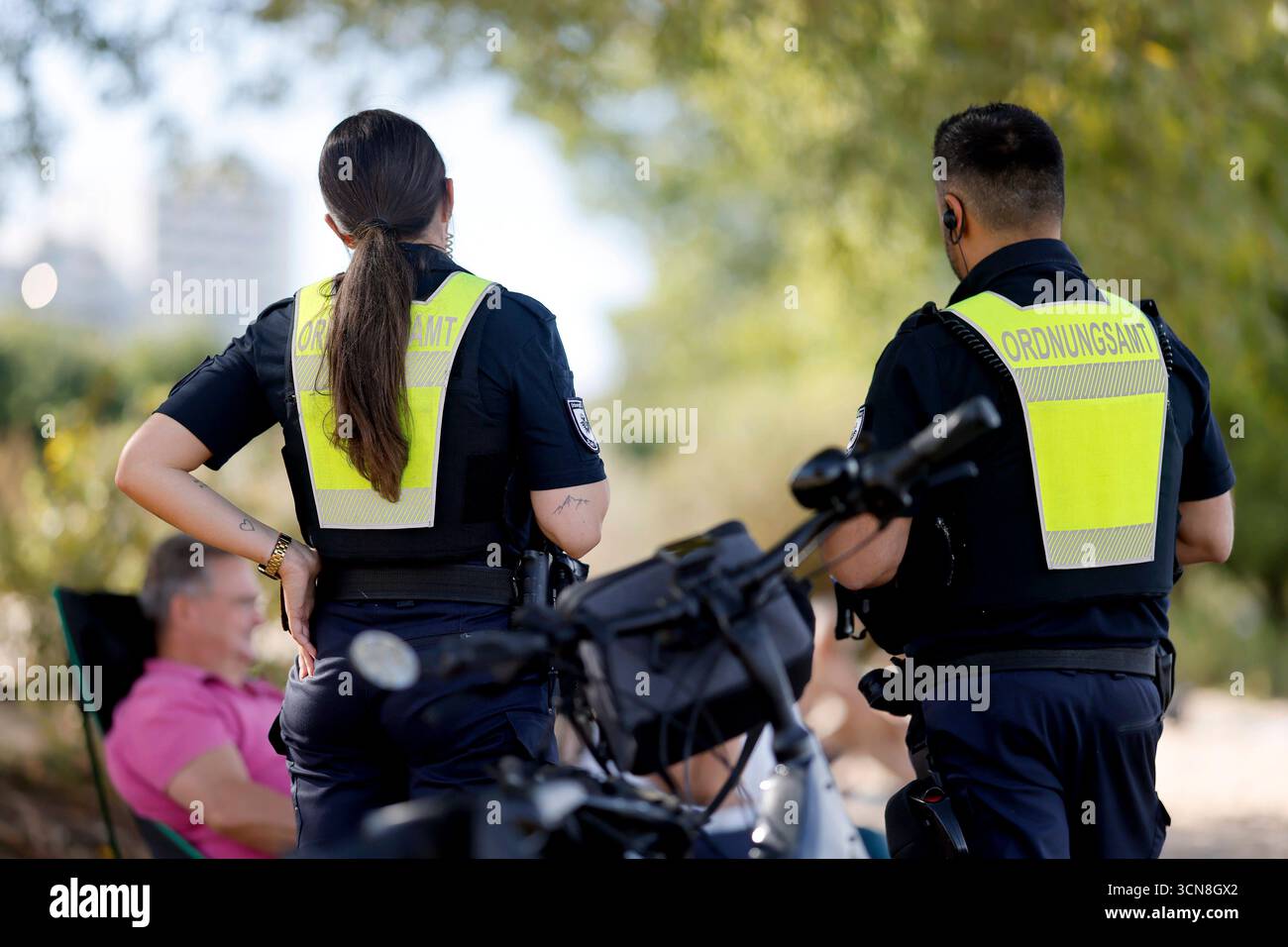 Mitarbeiter des Ordnungsamts der Stadt Köln informieren derzeit Badegäste am Rheinufer über die neuen Badeverbot-Regeln und sind an der Rodenkirchener Riviera präsent. BEI Verstößen sollen künftig bis zu 1000 Euro Bußgeld fällig sein. Themenbild, Symbolbild Köln, 19.09.2025 NRW Deutschland *** i dipendenti dell'ufficio dell'ordine pubblico della città di Colognes stanno attualmente informando i bagnanti sulle rive del Reno circa le nuove norme sul divieto di balneazione e sono presenti in futuro sulla Riviera di Rodenkirchen, saranno comminate multe fino a 1000 euro per violazioni immagine a tema, immagine simbolica Colonia, 19 09 2025 N Foto Stock