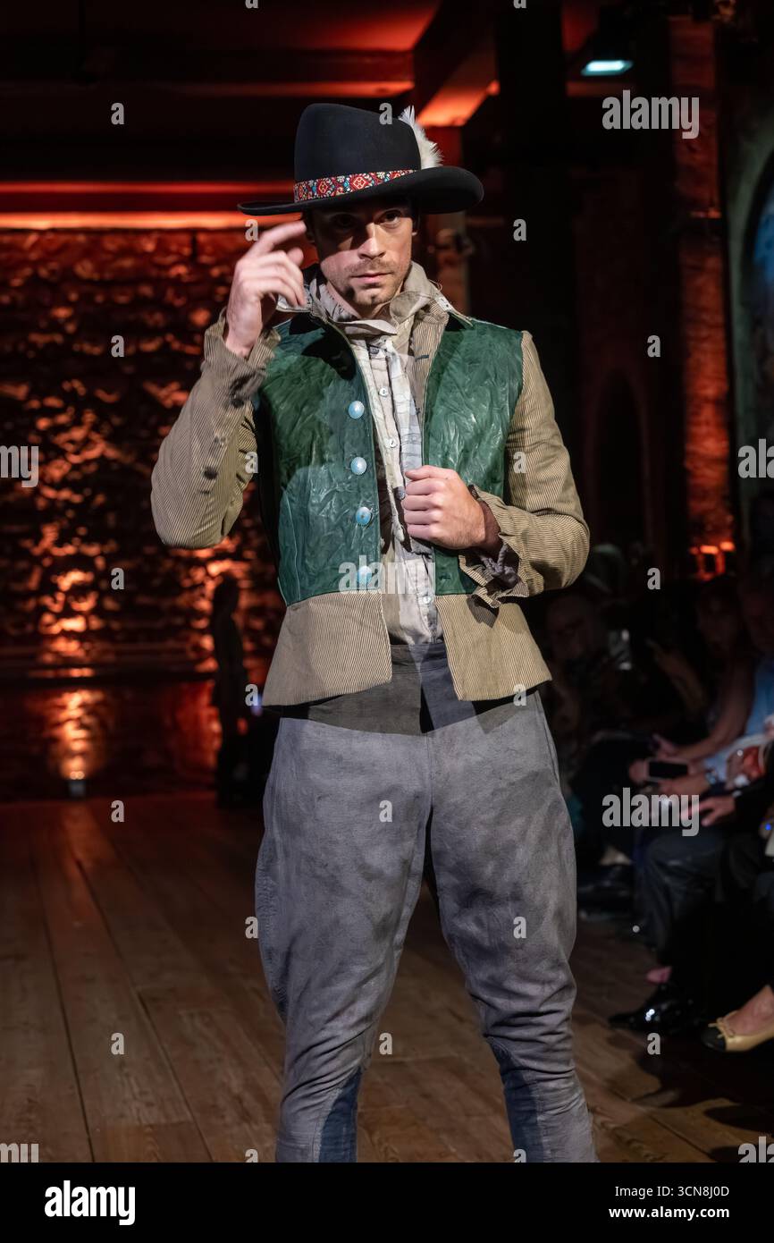 Londra, Regno Unito, 17 settembre 2025, che si svolge nella prestigiosa Torre di Londra, questa sfilata di moda di Prophetik ha presentato alcuni bei disegni per uomini e donne per SS26. L'artista è Jeff Gamer del Tennessee negli Stati Uniti. Questa è stata parte della London Fashion Week 2025, che va avanti fino al 22 settembre 2025., Andrew Lalchan Photography/Alamy Live News Foto Stock