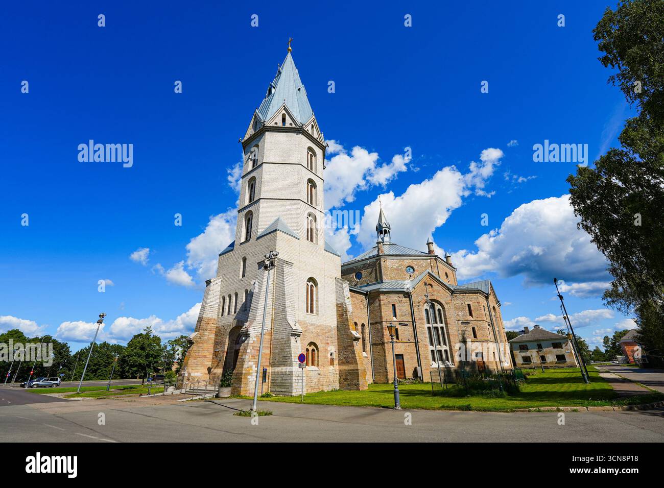 Ricostruito campanile della cattedrale di Alessandro a Narva, Estonia - architettura ortodossa in stile storico che combina elementi neocroanici e neoclassici Foto Stock