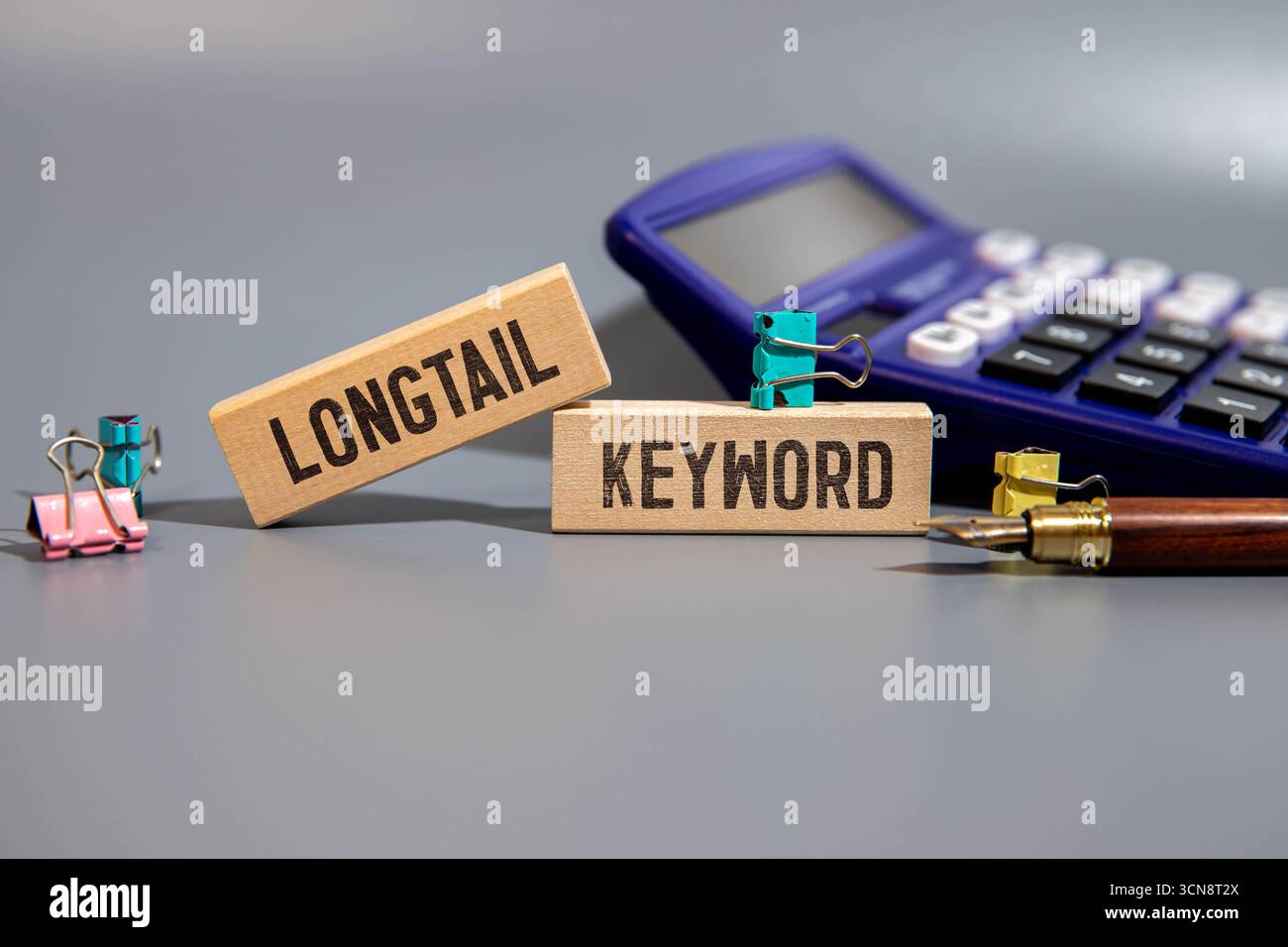 Iscrizione della parola chiave a coda lunga sul pezzo di carta Foto Stock