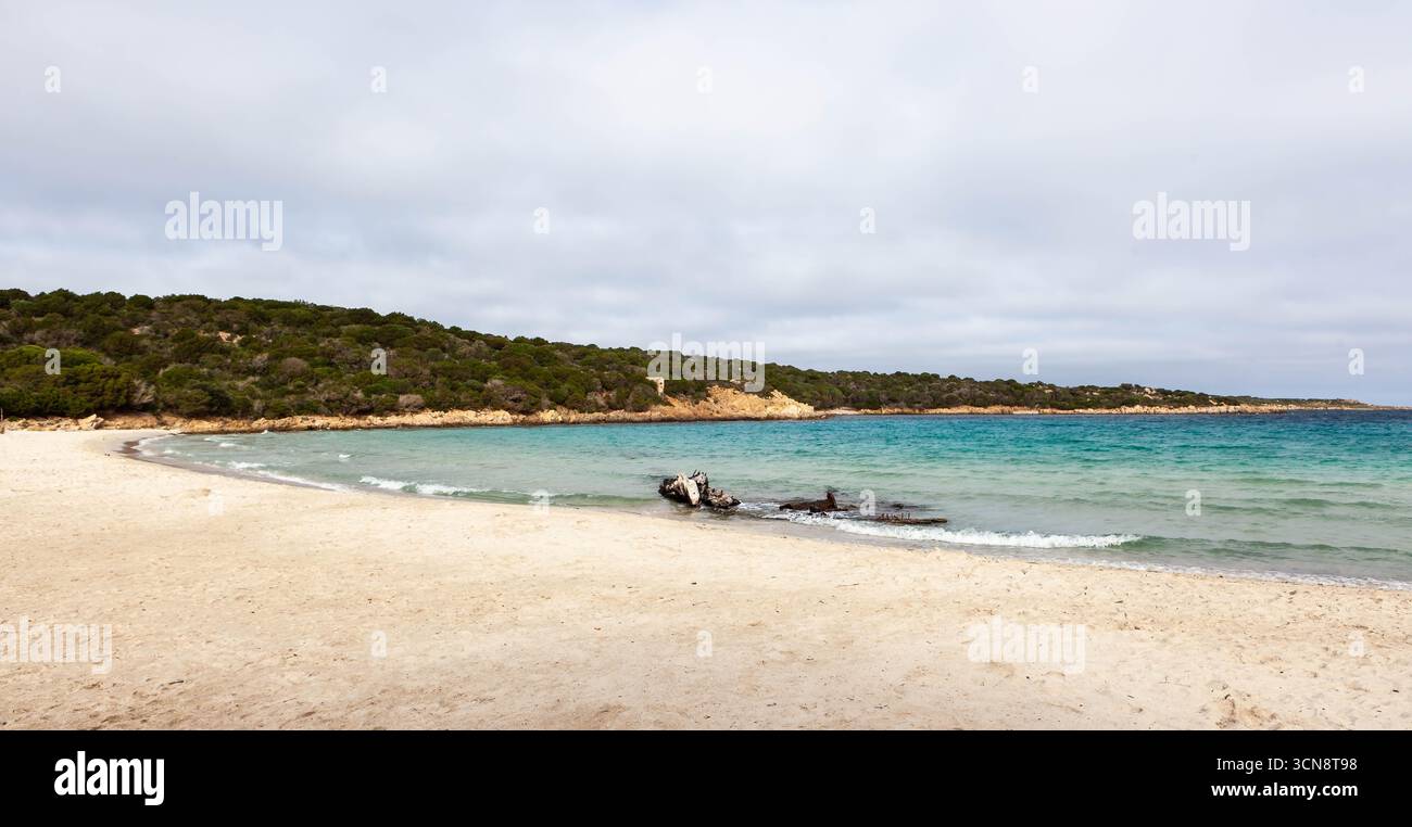 Spiaggia del relitto sull'isola di Caprera, Italia. Il turchese Mar Mediterraneo incontra la costa incontaminata. Paesaggio sardo. Foto Stock