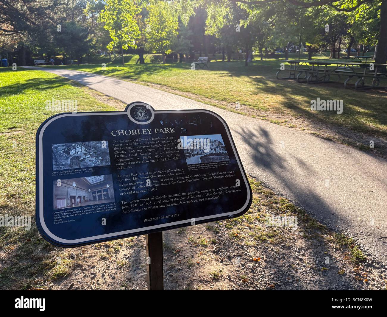 Chorley Park è un segno interpretativo che descrive la sua storia come una casa governativa, un ospedale militare e un eventuale parco, ambientato contro un parco soleggiato Foto Stock