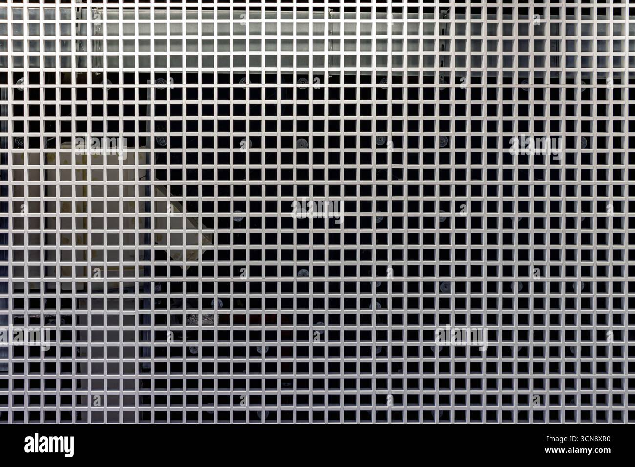 Struttura a griglia sul soffitto con sfondo industriale che mostra simmetria geometrica e design Foto Stock