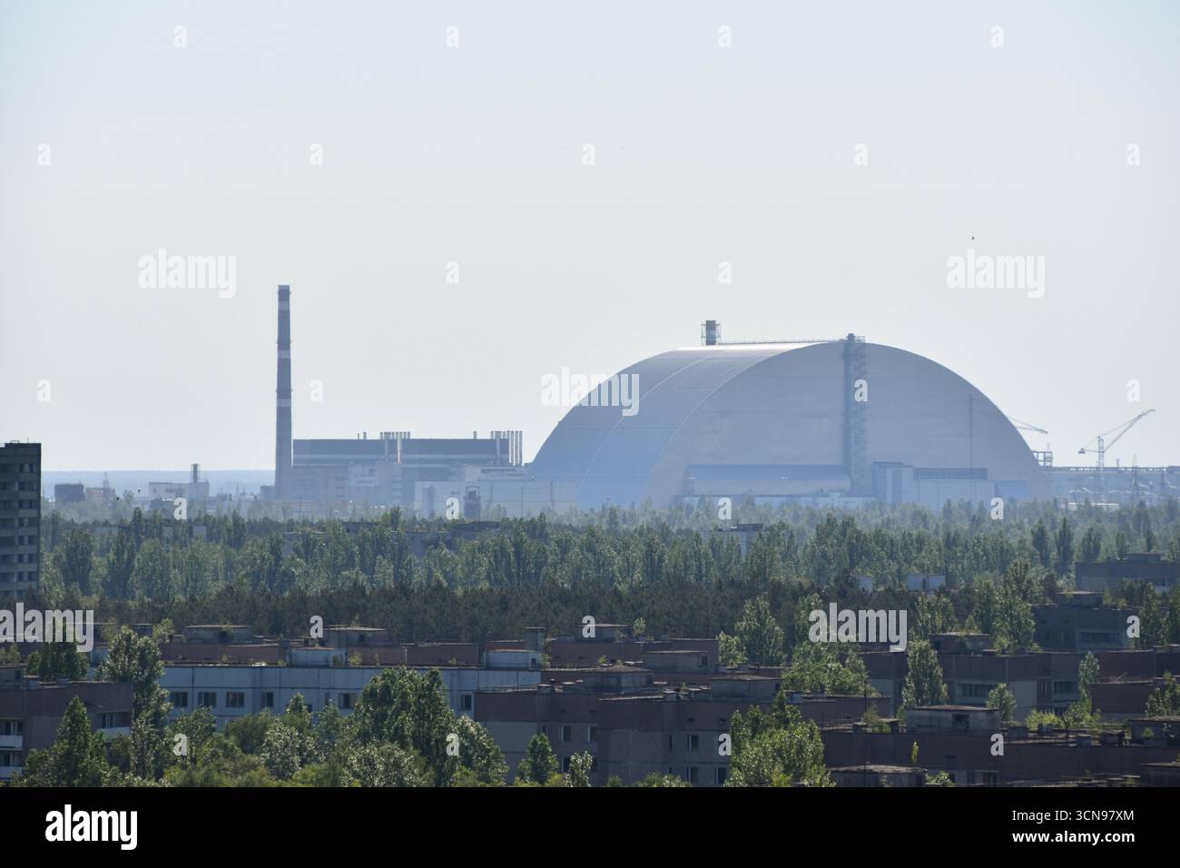 Il sarcofago gigante della centrale nucleare di Chernobyl visto da Pripyat Foto Stock
