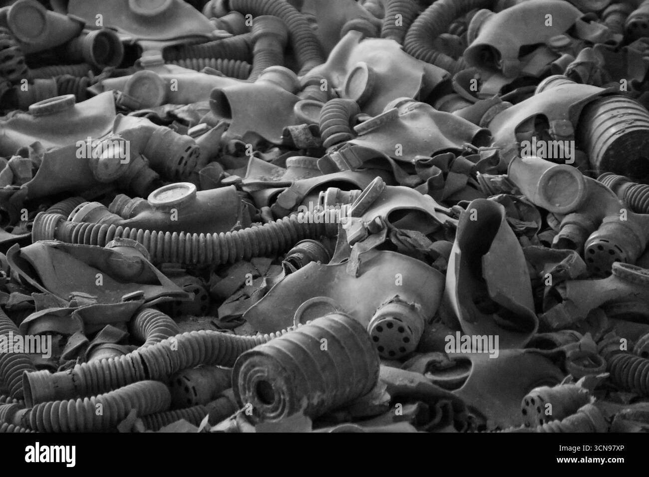 Maschere antigas gettano sul pavimento di un'ex scuola all'interno della zona di esclusione di Chernobyl Foto Stock