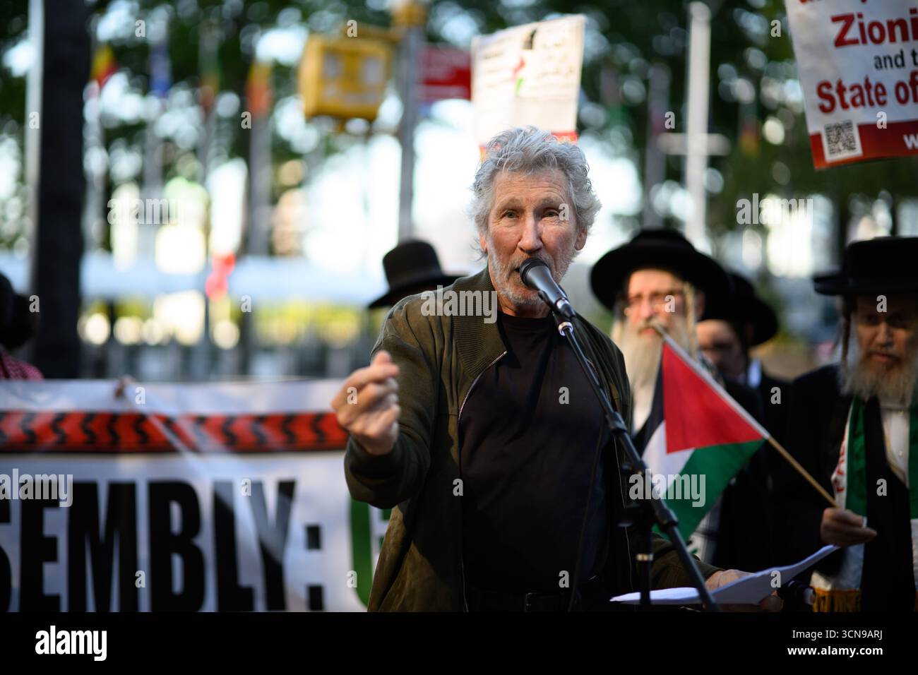 Roger Waters parla ai manifestanti al Dag Hammarskjöld Plaza di New York durante la giornata globale dell'azione per la Palestina il 18 settembre 2025. Foto Stock