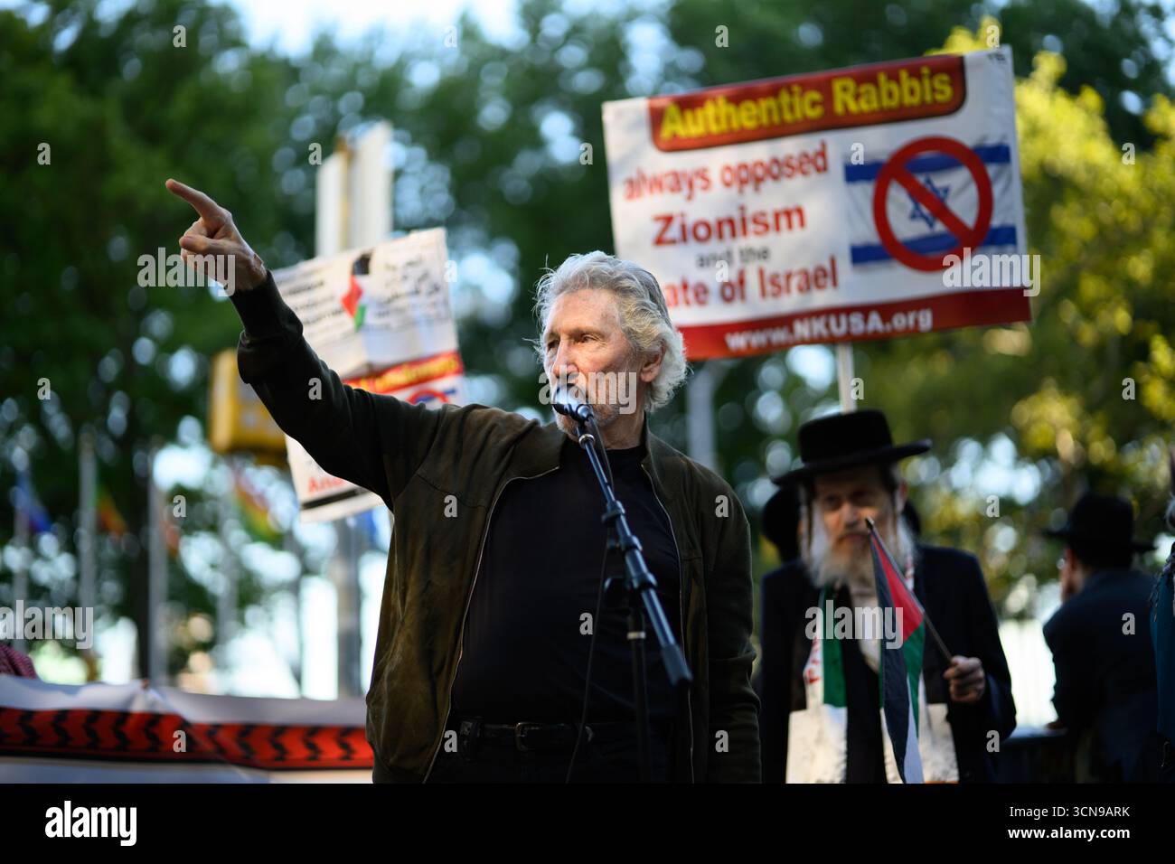 Roger Waters parla ai manifestanti al Dag Hammarskjöld Plaza di New York durante la giornata globale dell'azione per la Palestina il 18 settembre 2025. Foto Stock