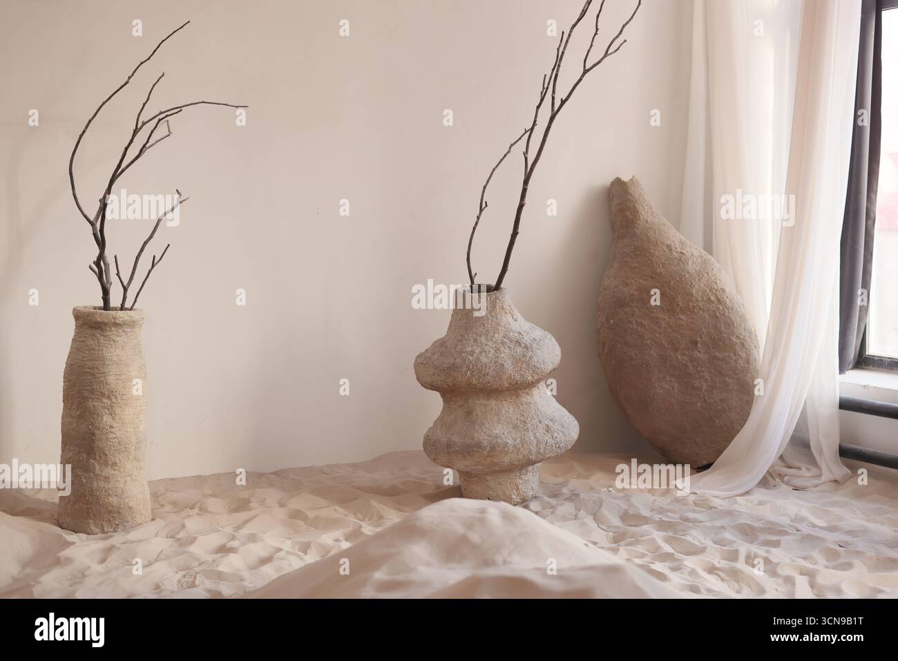 Scoprite il fascino dell'elegante arredamento naturale con vasi unici e splendidi rami Foto Stock