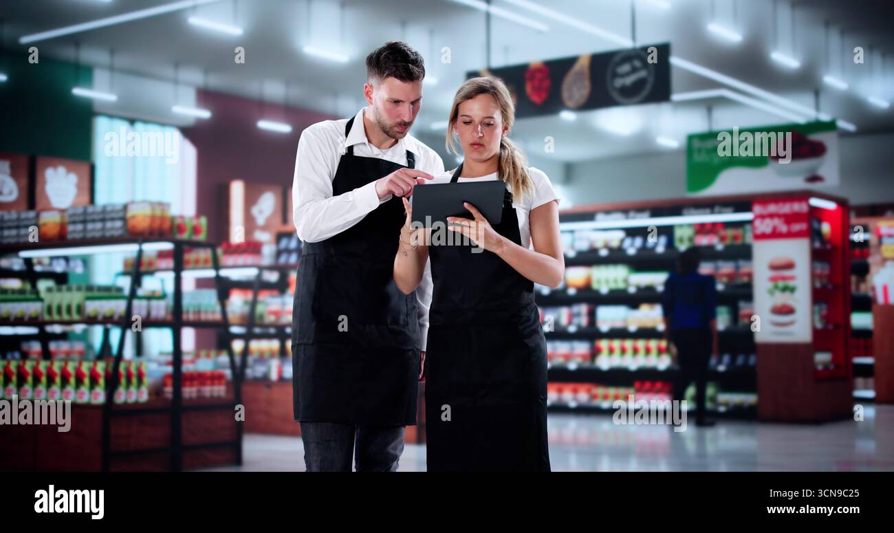 Supermarket Manager forma gli associati nel punto vendita al dettaglio per un'onboarding di successo. Foto Stock
