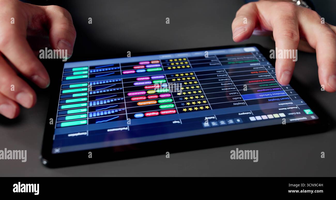 Uomo caucasico più anziano che lavora su Medical Data Spreadsheet in Ufficio Foto Stock