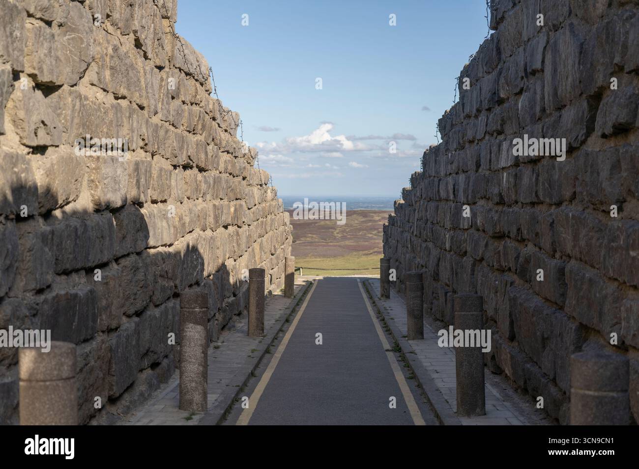 Vista delle Yorkshire Dales attraverso la monumentale opera d'arte pubblica del Coldstones Cut di Andrew Sabin Foto Stock