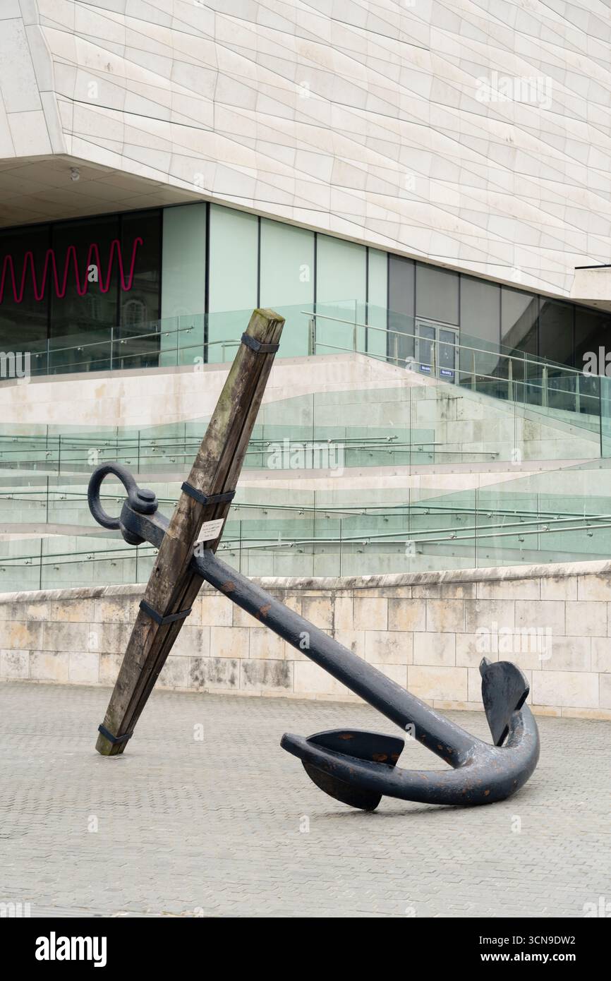Ship Anchor, Museum of Liverpool, Pier Head, Mann Island, Liverpool Foto Stock