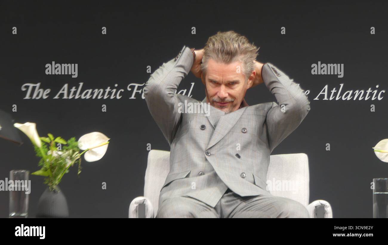 2025 Atlantic Festival, Perelman Performing Arts Center, 1 World Trade Center, 251 Fulton St., New York, NY 10007, USA. 19 settembre 2025. A-List Motion Picture Star Ethan Hawke appare al 2025 Atlantic Festival di New York, per discutere del suo nuovo film FX "The Lowdown". Crediti: ©Julia Mineeva/ EGBN News/Alamy Live News Foto Stock