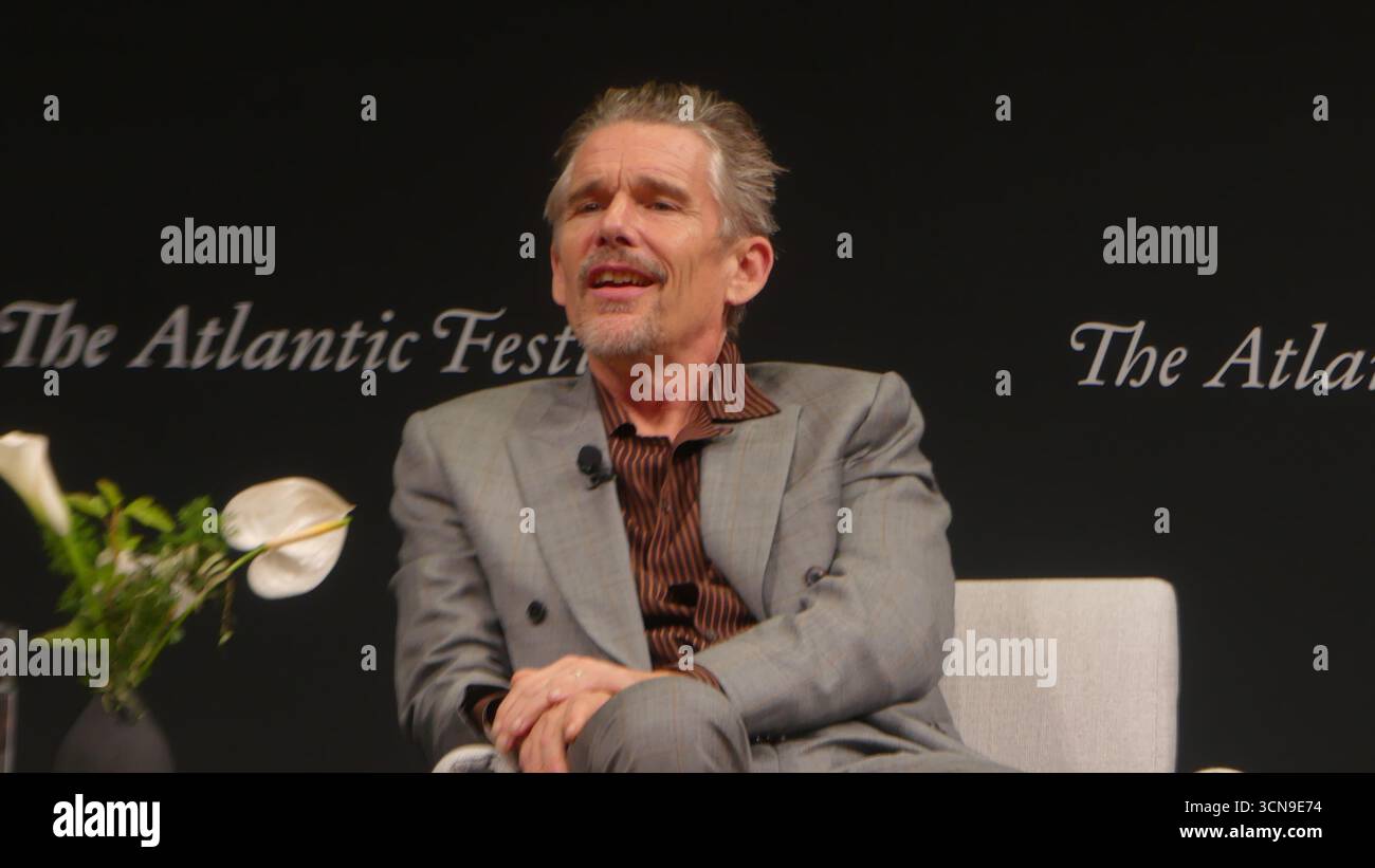 2025 Atlantic Festival, Perelman Performing Arts Center, 1 World Trade Center, 251 Fulton St., New York, NY 10007, USA. 19 settembre 2025. A-List Motion Picture Star Ethan Hawke appare al 2025 Atlantic Festival di New York, per discutere del suo nuovo film FX "The Lowdown". Crediti: ©Julia Mineeva/ EGBN News/Alamy Live News Foto Stock