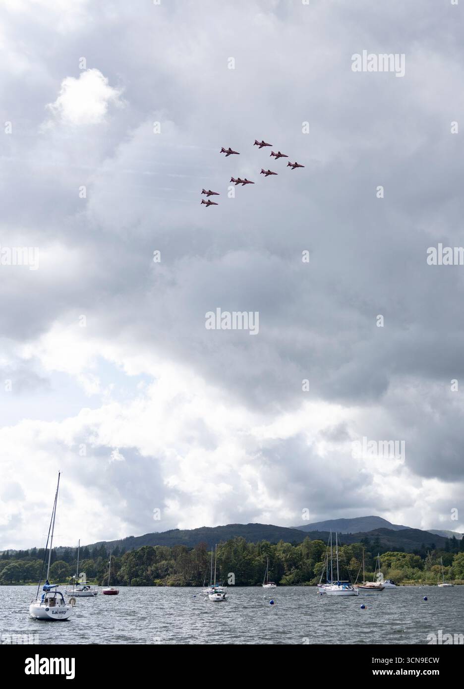 Le frecce rosse mostrano il team in formazione sorvolando Windermere, Lake District, Cumbria Foto Stock