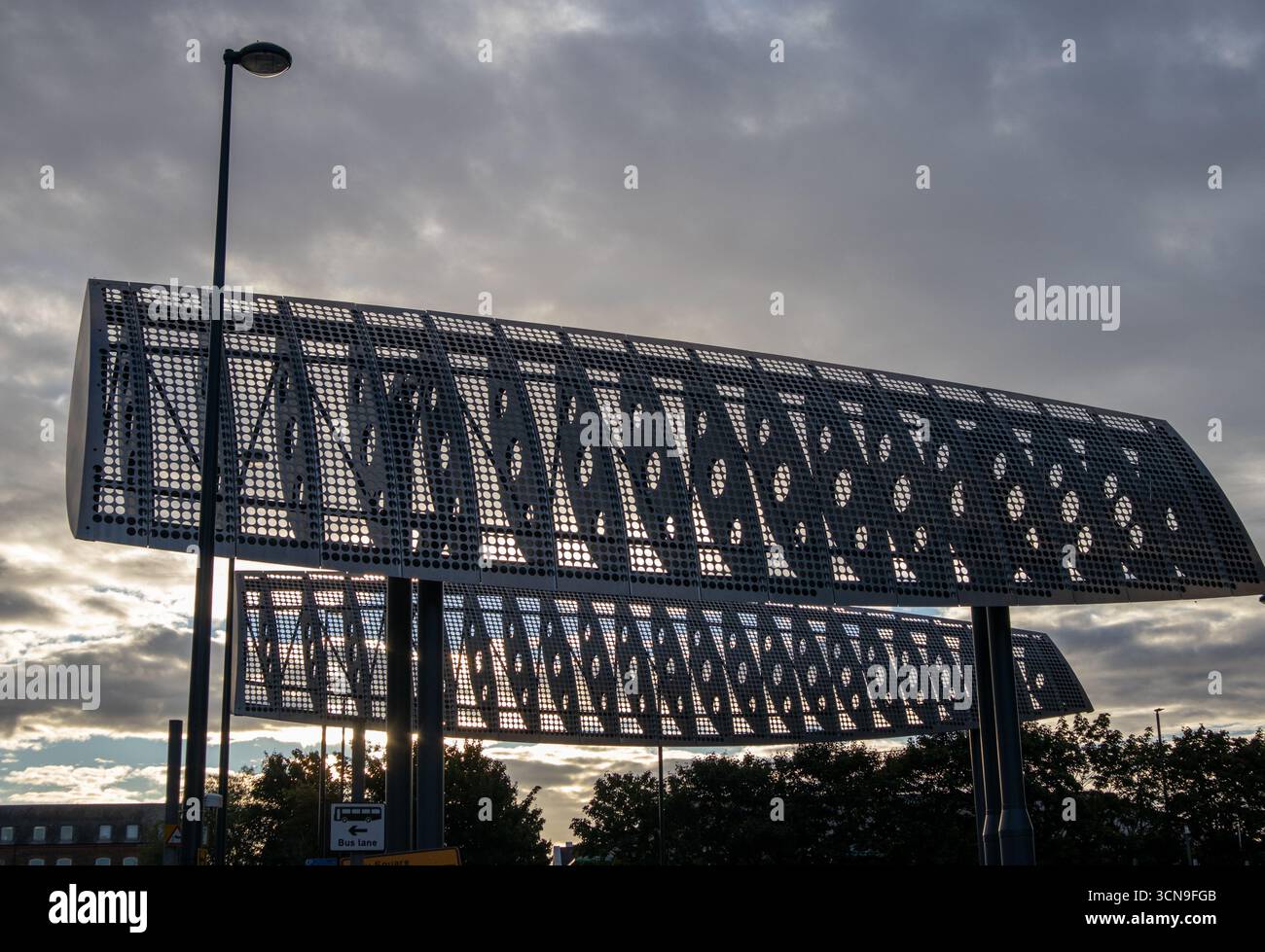 Deflettori del vento progettati per ridurre l'effetto della galleria del vento vicino alla torre Bridgewater Place di Leeds Foto Stock