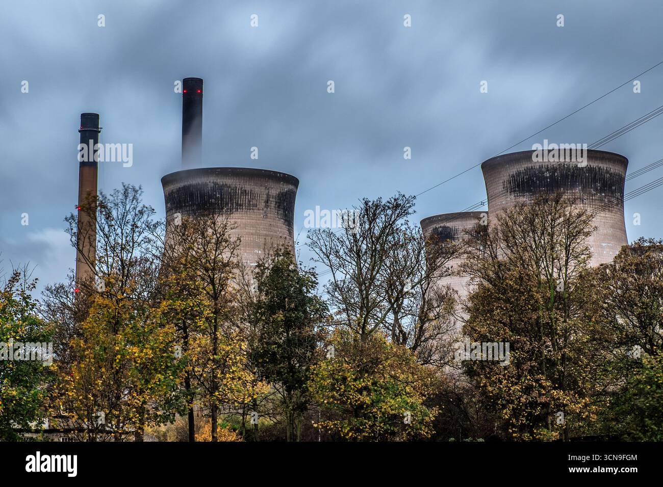 Vista a lunga esposizione delle torri di raffreddamento e dei camini della centrale elettrica Ferrybridge Foto Stock