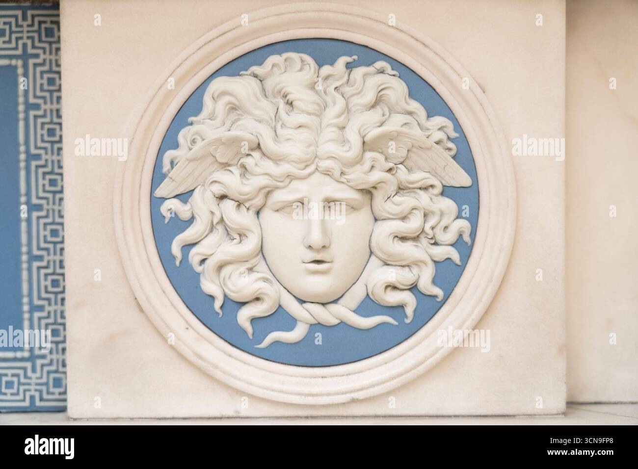 Targa Medusa in marmo e jasper blu di Wedgwood presso Lady Lever Art Gallery, Port Sunlight, Regno Unito Foto Stock