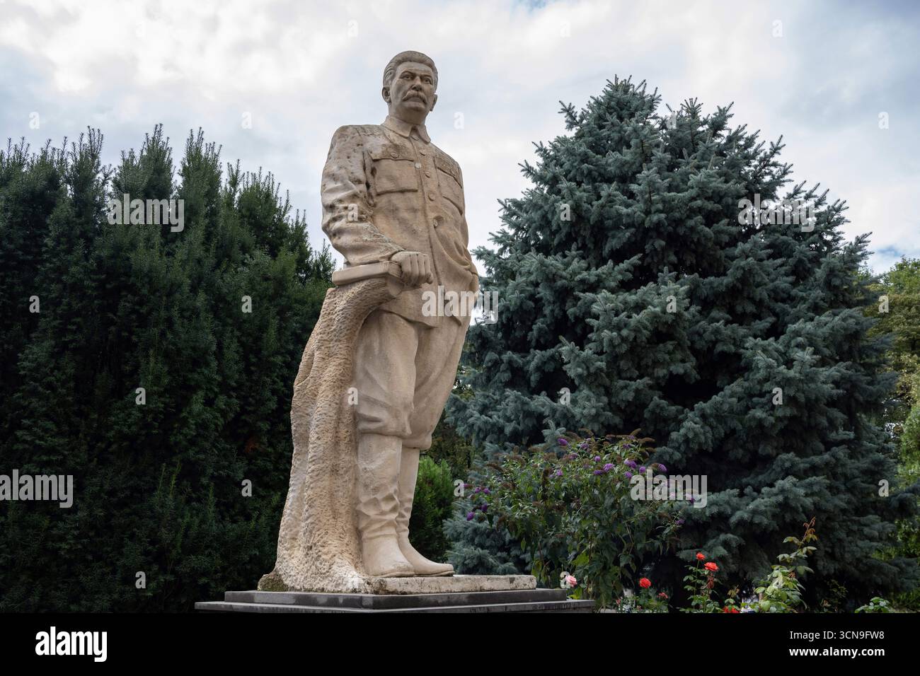 Gori, Georgia. 10 settembre 2025. Controversa statua di Joseph Vissarionovich Stalin, politico sovietico e rivoluzionario che guidò l'Unione Sovietica dal 1924 al 1953, situata nel Parco di Stalin presso il Museo di Stalin, Gori, Georgia. (Credit Image: © John Wreford/SOPA Images via ZUMA Press Wire) SOLO PER USO EDITORIALE! Non per USO commerciale! Foto Stock