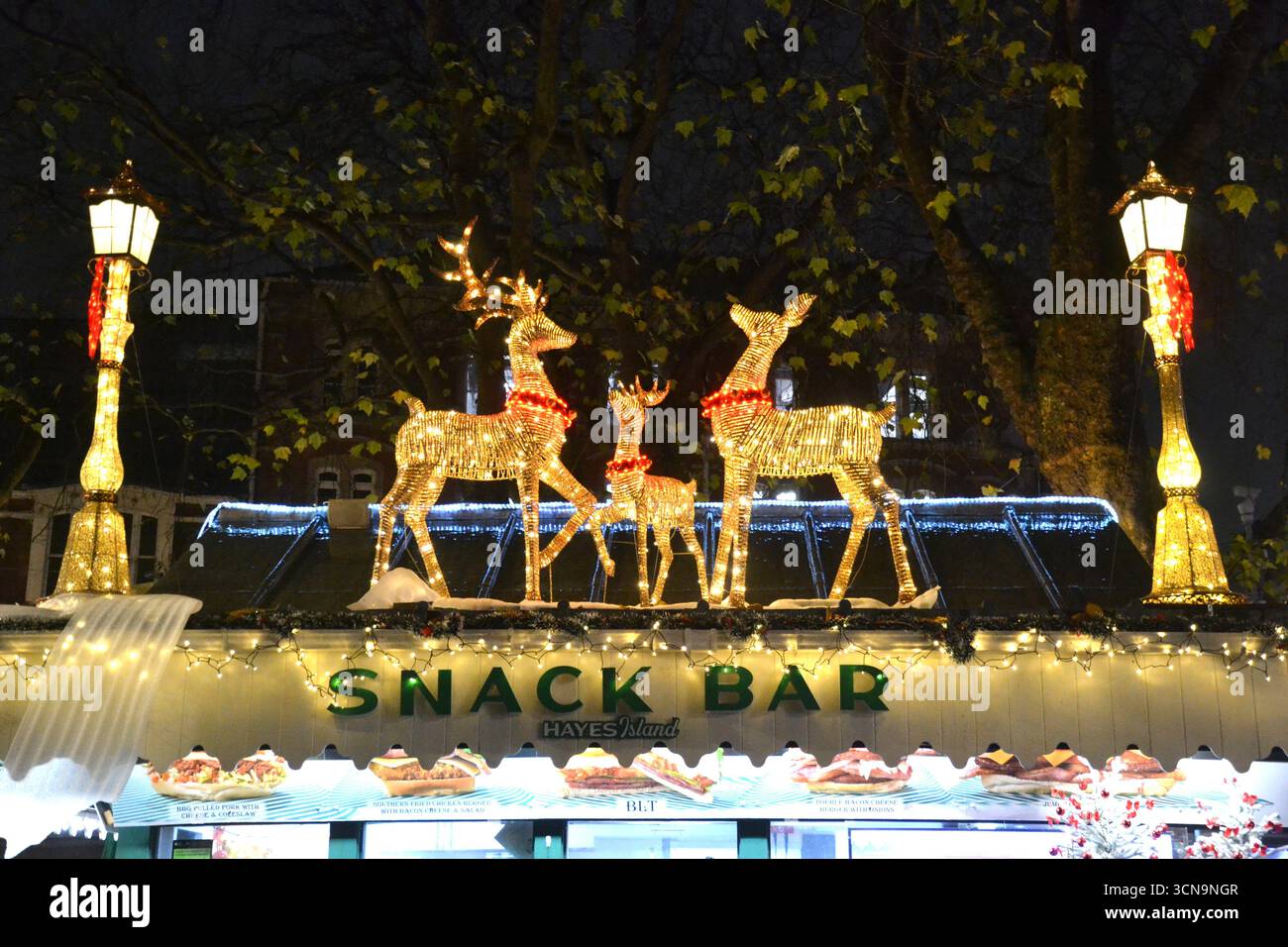 Deer Illuminations Over Christmas nel centro di Cardiff, Galles del Sud, Regno Unito Foto Stock