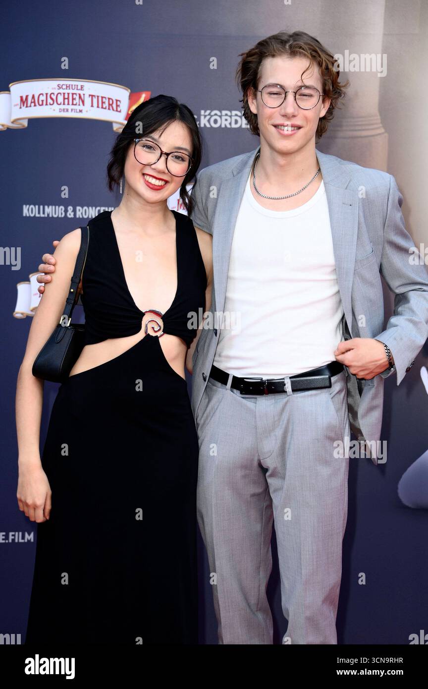 Purnima Grätz und Thilo Fridolin Matthes bei der Premiere des Kinofilms Die Schule der magischen Tiere 4 im Zoo Palast. Berlino, 19.09.2025 *** Purnima Grätz e Thilo Fridolin Matthes alla prima del film Die Schule der magischen Tiere 4 allo Zoo Palast Berlin, 19 09 2025 foto:Xn.xKubelkax/xFuturexImagex tiere_berlin_5936 Foto Stock