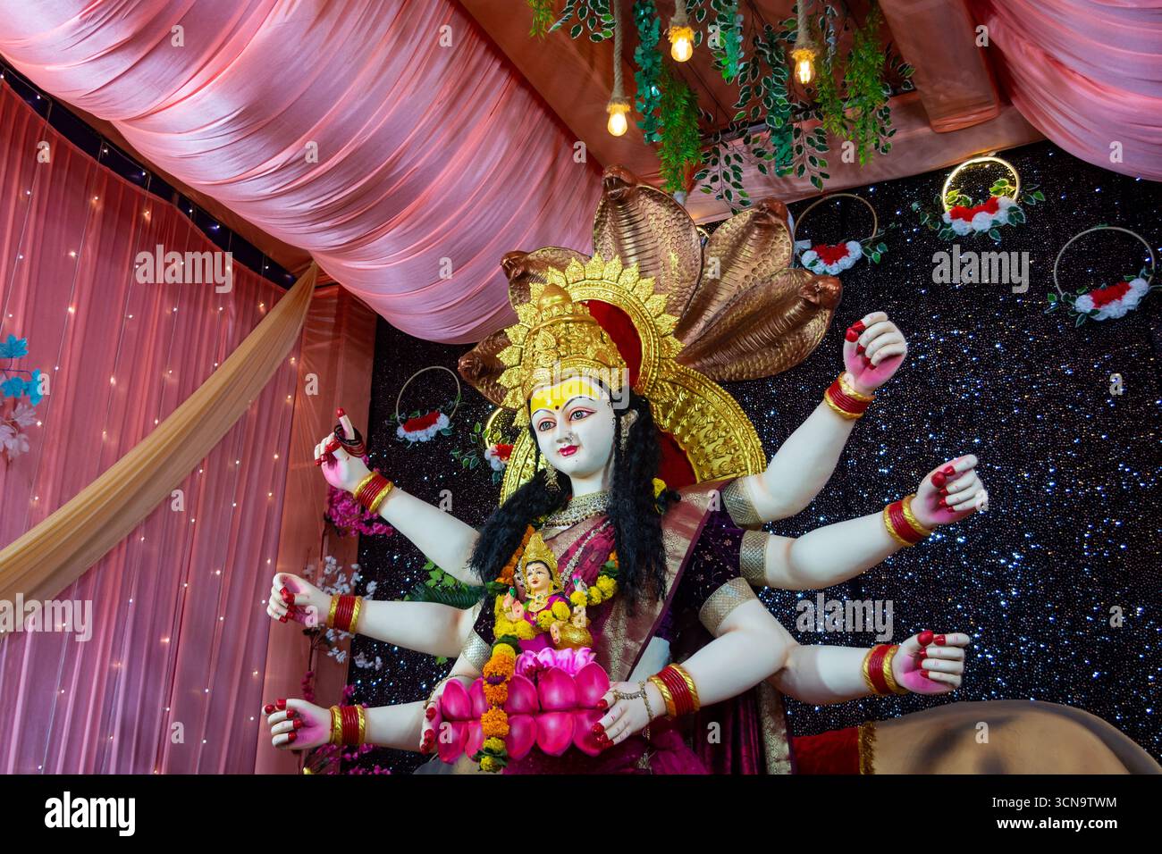 Idolo splendidamente decorato della dea Durga, collocato in un pandalo festoso durante la celebrazione Navratri Foto Stock