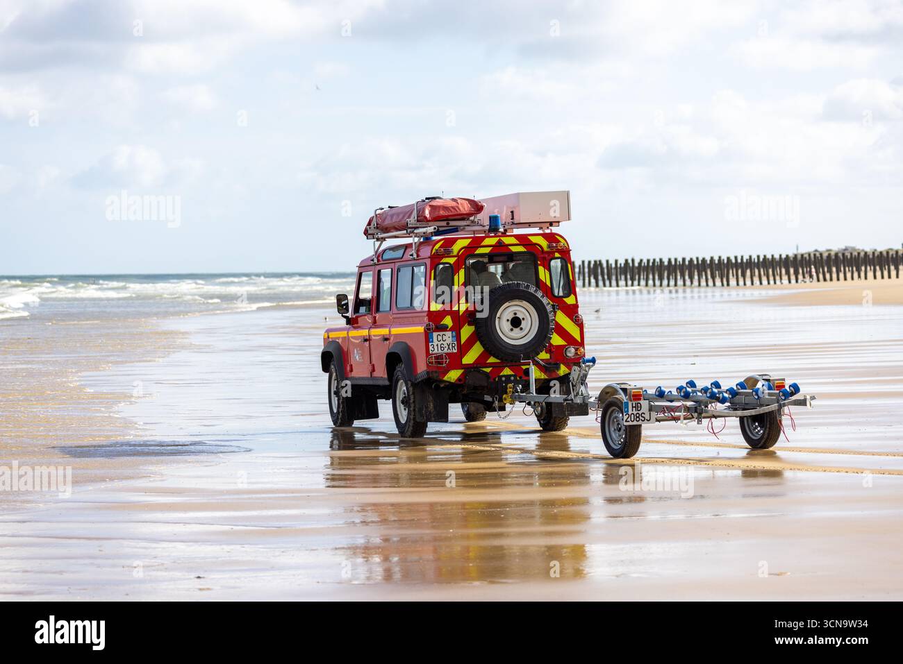 Sangatte, Francia – 1 settembre 2025: Pas-de-Calais Fire and Rescue Service (SDIS 62) squadra di soccorso idrico che conduce esercitazioni di salvataggio in mare su moto d'acqua. Foto Stock