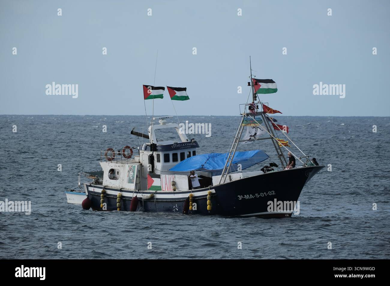 Portopalo di Capo Passero, provincia di Siracusa, Italia , la Global Sumud Flotilla parte dal porto, salpando verso Gaza. Sulla strada, la "Family Boat", la nave principale della flottiglia, guida le barche a vela partecipanti mentre lasciano il porto per iniziare il loro viaggio attraverso il Mediterraneo. Foto Stock
