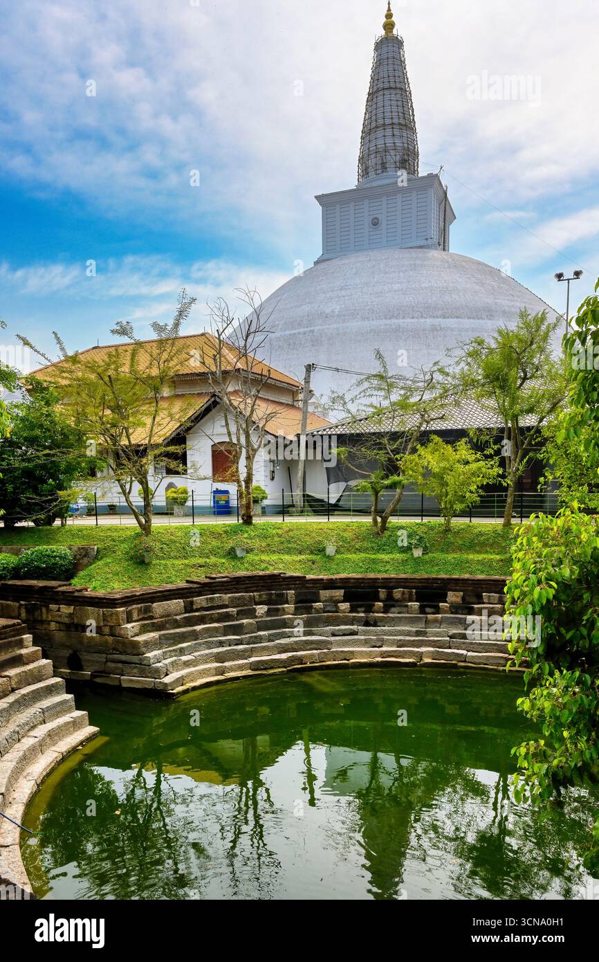 Ruwanwelisaya Stupa contenente le reliquie di Buddha nel complesso del tempio Isurumuniya Rajamaha Viharaya, Anuradhapura, Sri Lanka Foto Stock