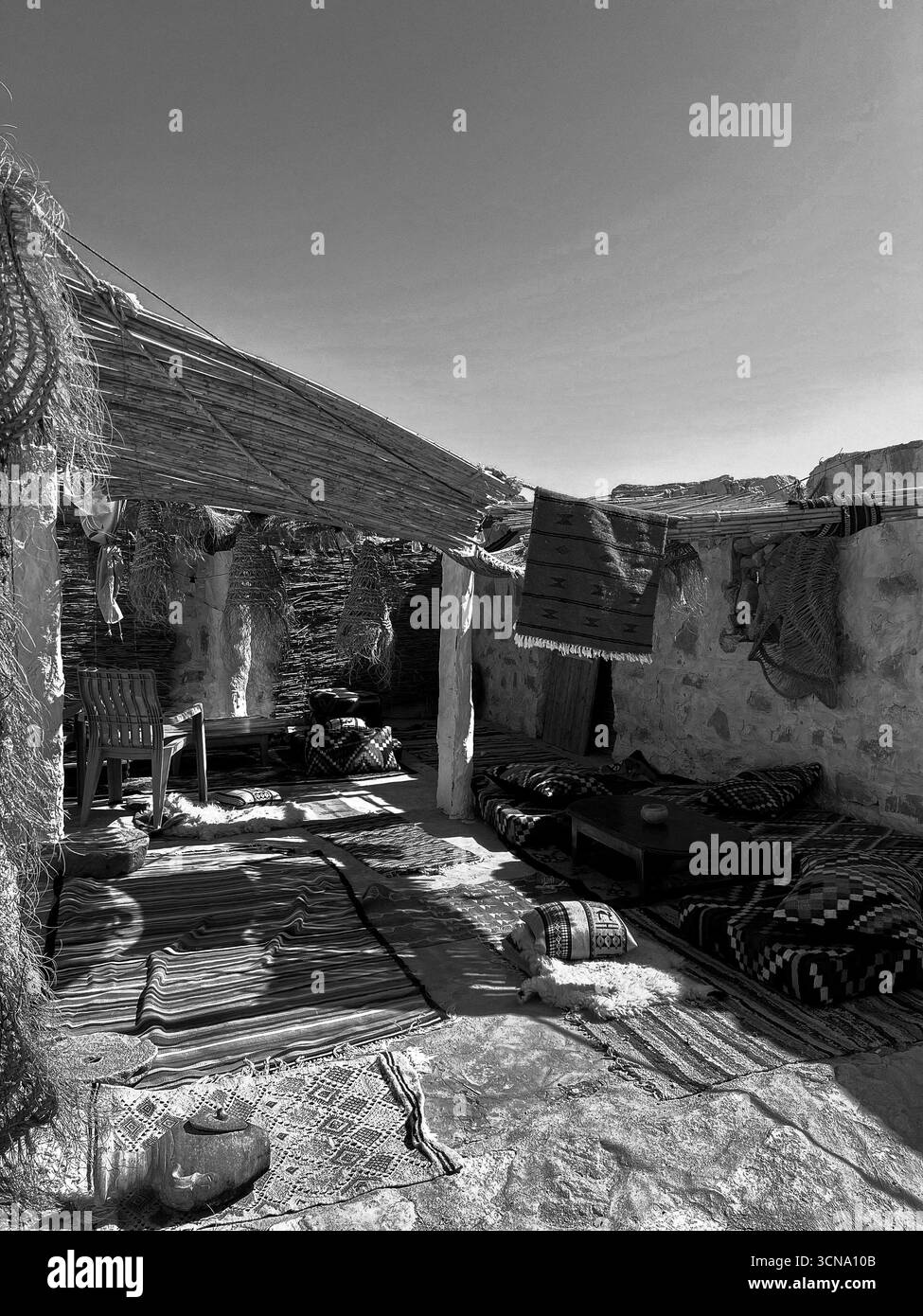 Esplorando il villaggio troglodita di Qirmisah a Tataouine, con un'accogliente atmosfera da salone da tè Foto Stock