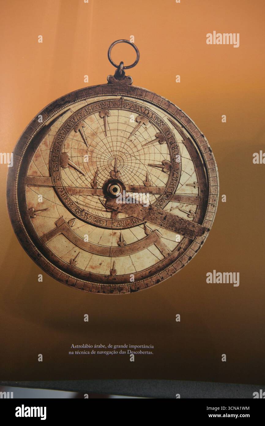 Un astrolabio, uno strumento scientifico storico utilizzato per una varietà di scopi astronomici e astrologici Foto Stock