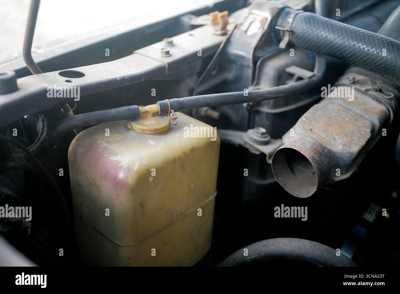 Primo piano del serbatoio del liquido di raffreddamento del serbatoio del radiatore Foto Stock