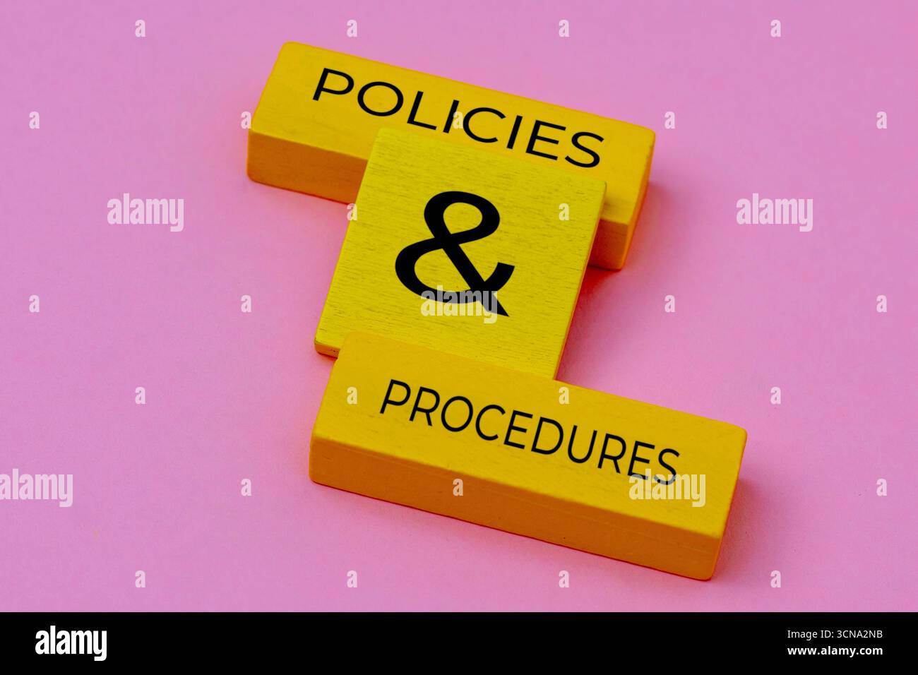 Blocchi di legno con le parole "politiche e procedure”. Regole organizzative, linee guida e struttura di conformità. Foto Stock