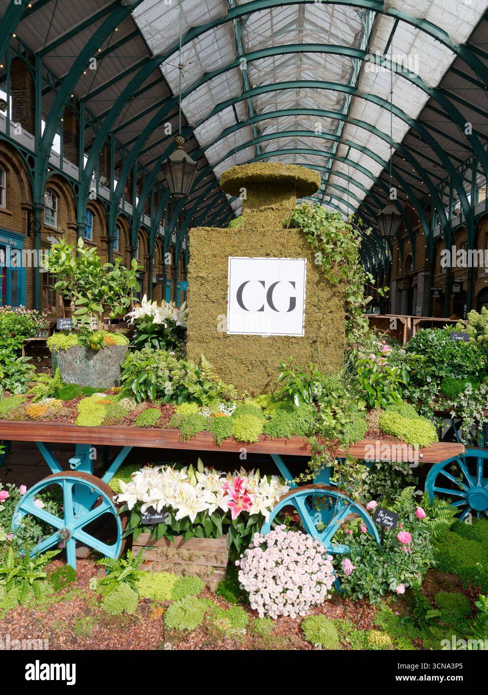 Carrello vestito di fiori in un mercato a Covent Garden, Londra, Inghilterra, settembre 2025 Foto Stock