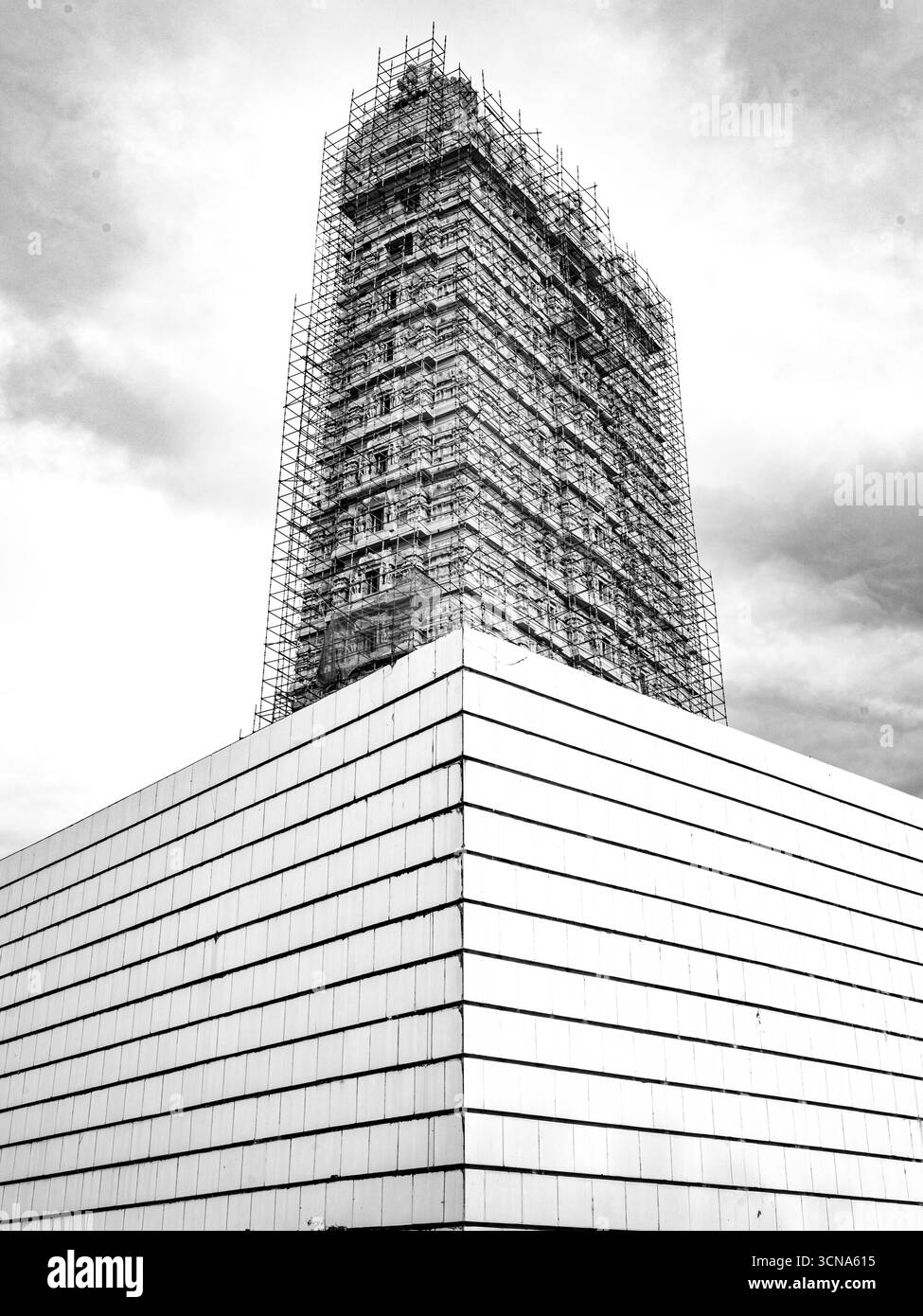 Grandezza senza tempo in bianco e nero: Il gopuram si erge alto, riecheggiando devozione, arte e lo spirito eterno dei templi indiani: MURDESHWAR Foto Stock