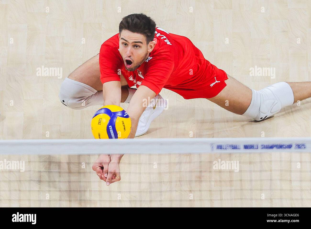 Pasay City, Filippine. 20 settembre 2025. Mirza Lagumdzija di T¨¹rkiye gareggia durante il round del 16 match tra T¨¹rkiye e i Paesi Bassi al FIVB Men's World Championship 2025 a Pasay City, nelle Filippine, il 20 settembre 2025. Crediti: Rouelle Umali/Xinhua/Alamy Live News Foto Stock