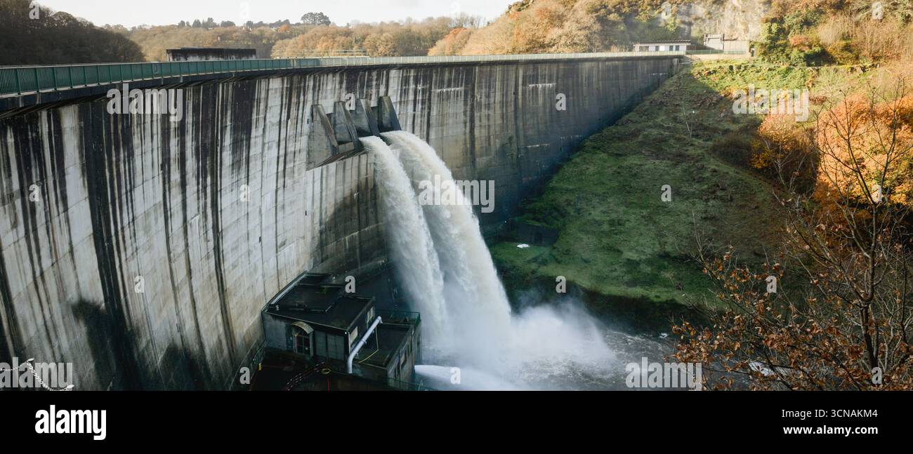 Forma striscione di riserva di acqua potabile drenata in inverno presso la diga di Gouët a la Méaugon, Bretagna, Francia Foto Stock